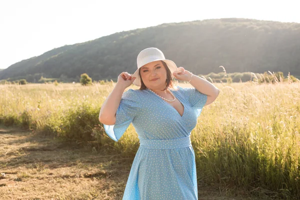 Candid donna in cappello a terreni agricoli godere l'estate — Foto Stock
