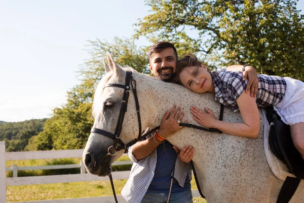 Die junge Frau verbringt Zeit mit ihrem Lieblingspferd — Stockfoto