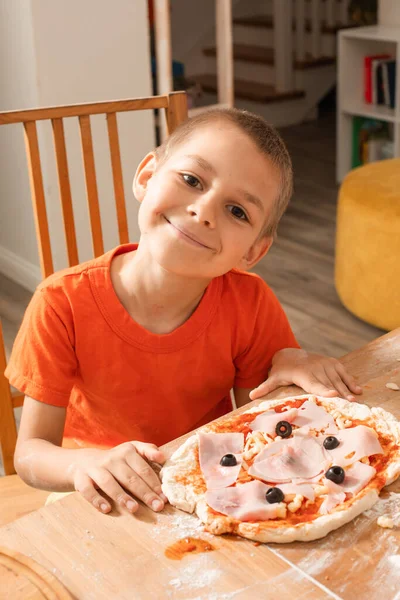 Chlapec potěšen vařením pizzy vlastníma rukama — Stock fotografie