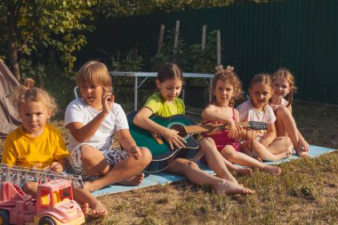 Çocuklar arka bahçede harika vakit geçiriyorlar.
