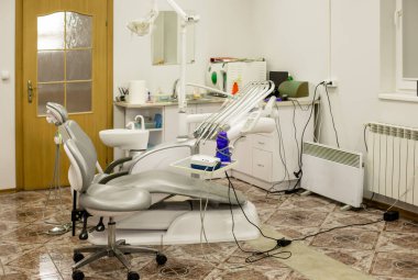 Sandalye ve ekipmanlarla dişçi kliniği iç tasarımı