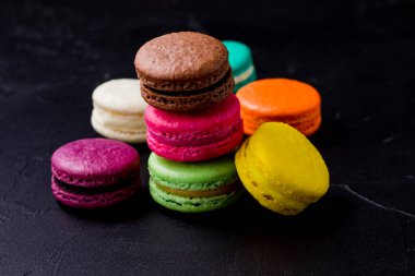 Siyah arkaplanda renkli kurabiyeler