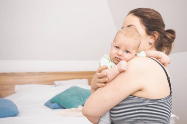 Evde yeni doğmuş bir anne. Klinikten sonraki ilk gün