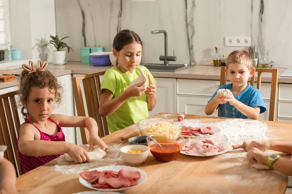 The preschoolers are happy to make homemade pizza — Stock Photo, Image