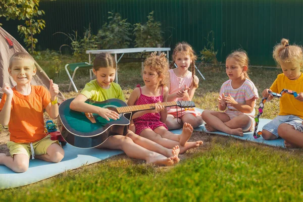 아이들은 뒷마당에서 함께 즐거운 시간을 보내고 있습니다 — 스톡 사진