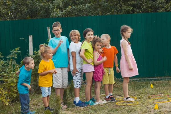 I bambini si stanno preparando per la competizione nel cortile — Foto Stock