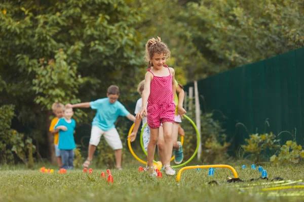 Sportspel för små barn på sommaren — Stockfoto