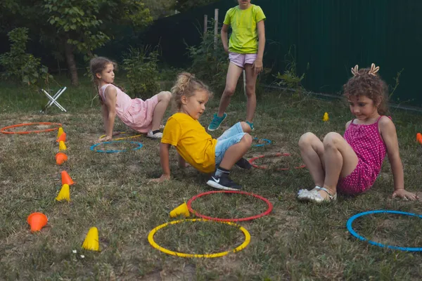 庭の子供たちのための面白いスポーツエンターテイメント — ストック写真