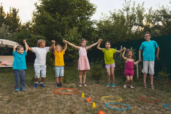 在后院为孩子们举办的体育活动 — 图库照片