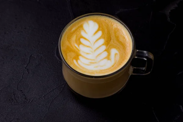 Cappuccino με αφρώδη αφρό και latte art στο μαύρο — Φωτογραφία Αρχείου