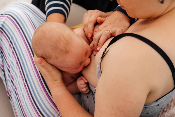 Consulente per l'allattamento al seno supporta la giovane madre per superare i problemi — Foto Stock