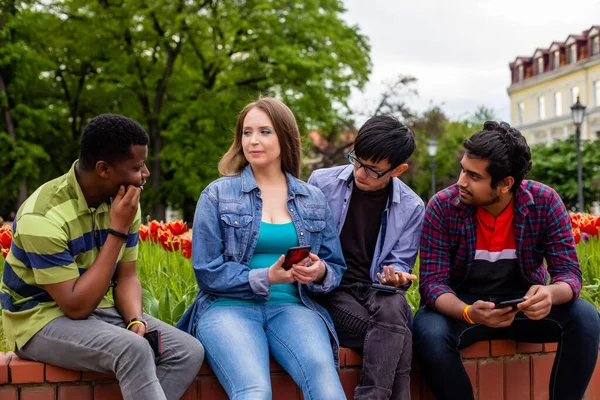 Diverse Freunde hören jungen Mann beim Erzählen zu — Stockfoto