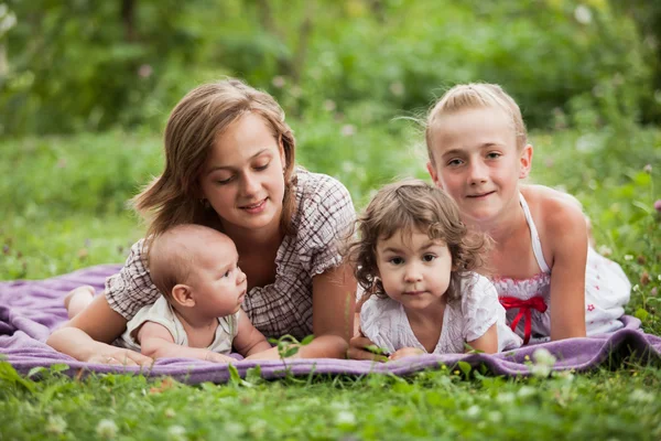 Lycklig familj — Stockfoto