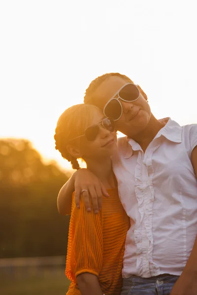 Zwei Teenager-Mädchen — Stockfoto