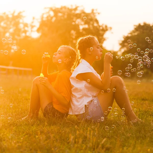 Zwei Teenager-Mädchen — Stockfoto