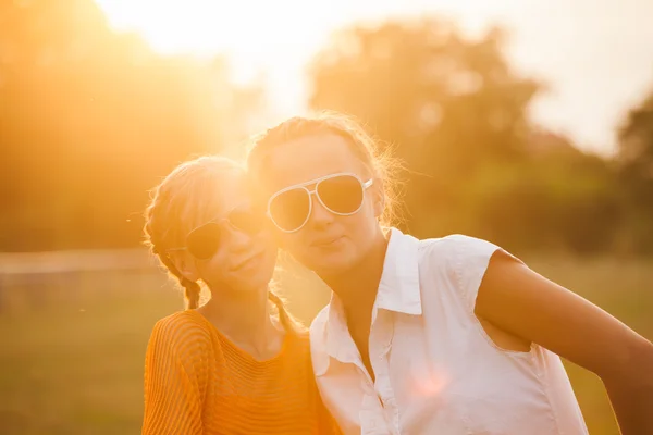 Zwei Teenager-Mädchen — Stockfoto