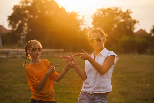 Duas meninas adolescentes — Fotografia de Stock