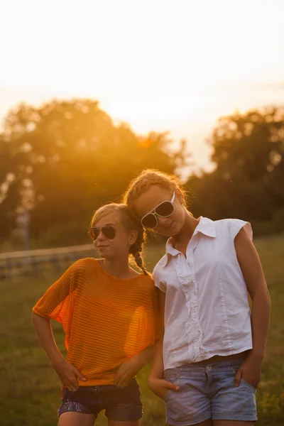 Zwei Teenager-Mädchen — Stockfoto