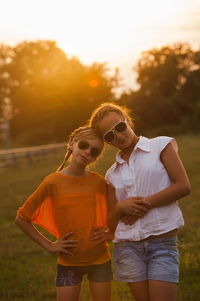 2 人の十代女の子2 つの 10 代の少女を抱いて — ストック写真