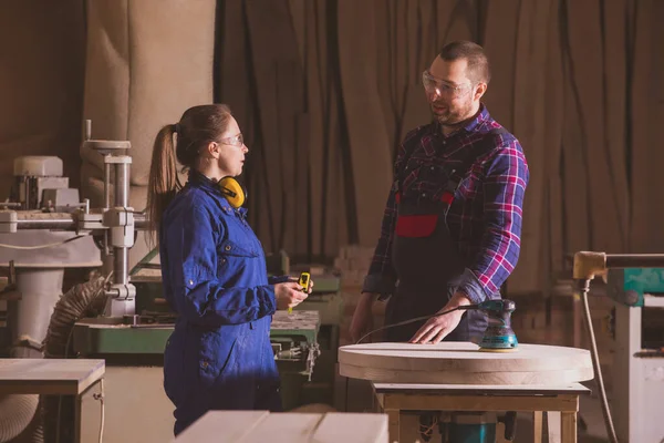 女木匠专注于测量木板 — 图库照片