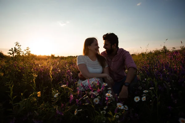 Casal romântico, sentado no prado, abraçando ao ar livre — Fotografia de Stock