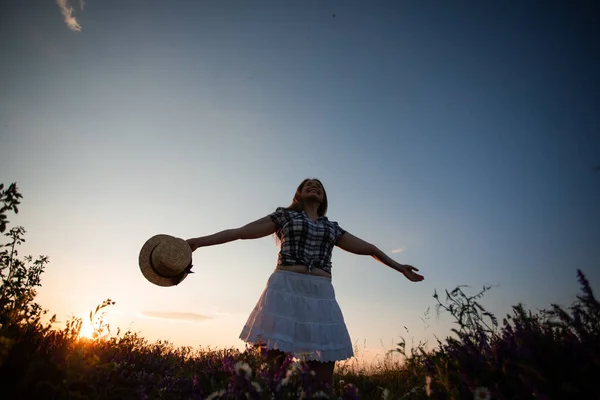 Chica disfrutando de la libertad viendo atardecer en el prado — Foto de Stock