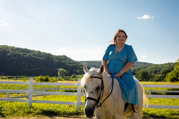 Die Frau stellt ihre psychische Gesundheit wieder her, indem sie ein Pferd reitet — Stockfoto