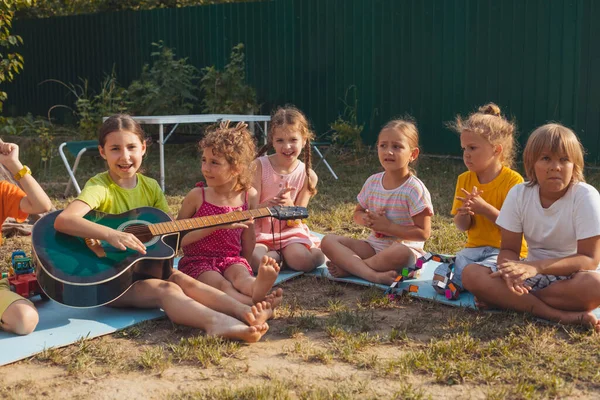 아이들은 뒷마당에서 함께 즐거운 시간을 보내고 있습니다 — 스톡 사진