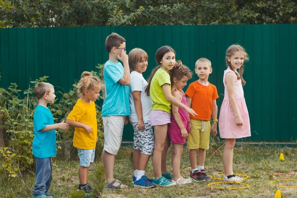 Los niños se están preparando para la competencia en el patio trasero — Foto de Stock