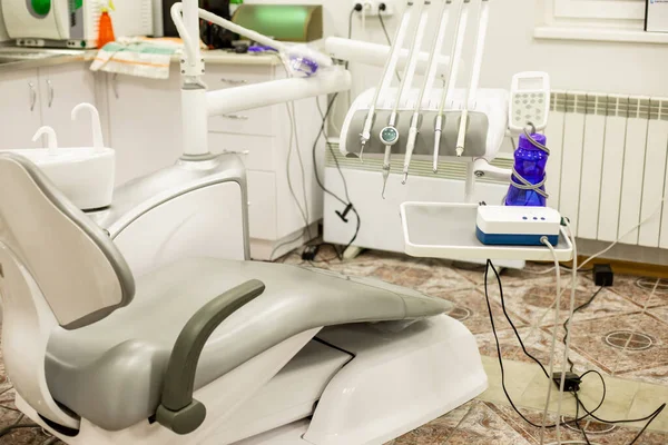 Дизайн интерьера стоматологической клиники со стулом и оборудованием — стоковое фото