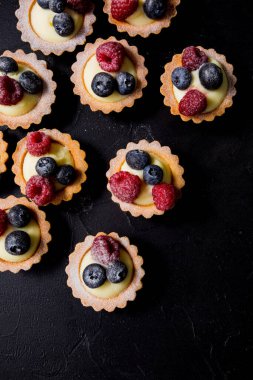 Üst görünüm tartaletleri deseni siyah üzerinde kopyalama alanı ile