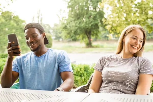 Diversi giovane coppia parlando via videochiamata all'aperto — Foto Stock