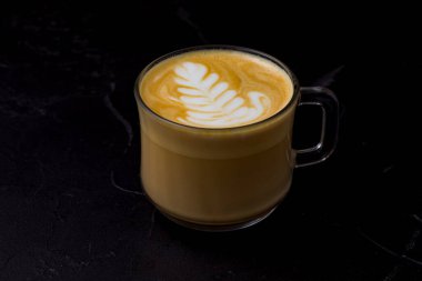 Köpüklü kapuçino ve latte sanatı, kahve fincanı.