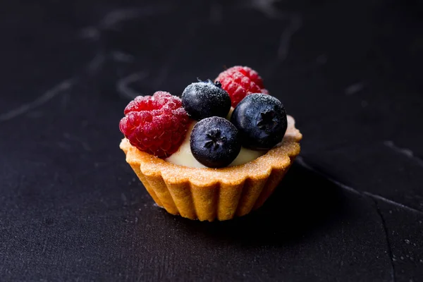 Un tartalet à la crème vanille et framboises fraîches et myrtilles — Photo