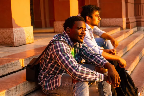 Os estudantes multi-étnicos se divertem se comunicando ao ar livre — Fotografia de Stock
