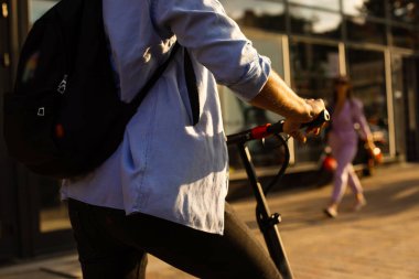 Lise öğrencisi mobiletle ders çalışmaya gider.