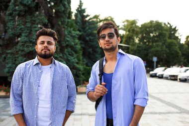 Arka koltukta oturan iki Hintli öğrenci..