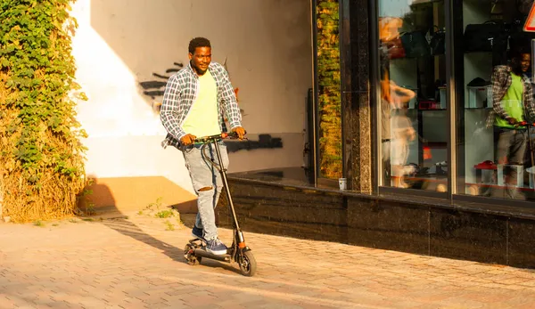 Молодий чоловік з скутером позує в місті — стокове фото