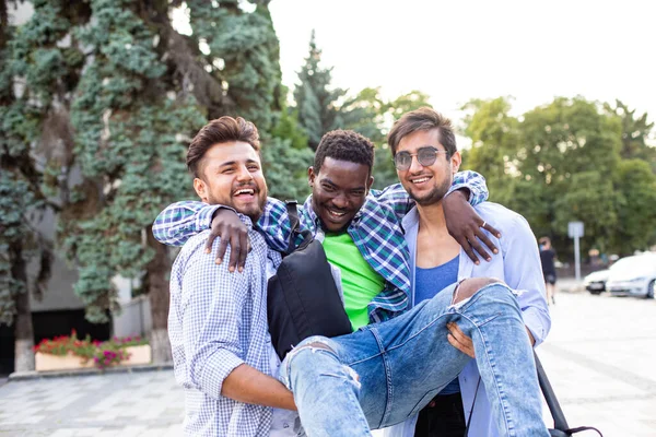 El grupo de estudiantes multiétnicos se divierten al aire libre — Foto de Stock