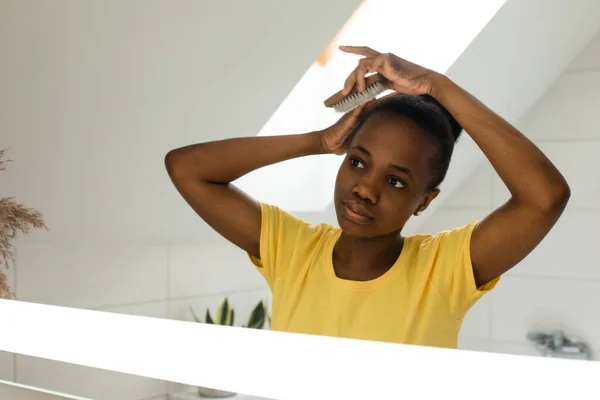 Vardagliga hårvårdsrutiner för afrikansk flicka — Stockfoto
