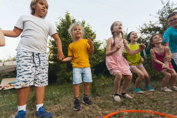 Спортивное мероприятие для детей на заднем дворе — стоковое фото