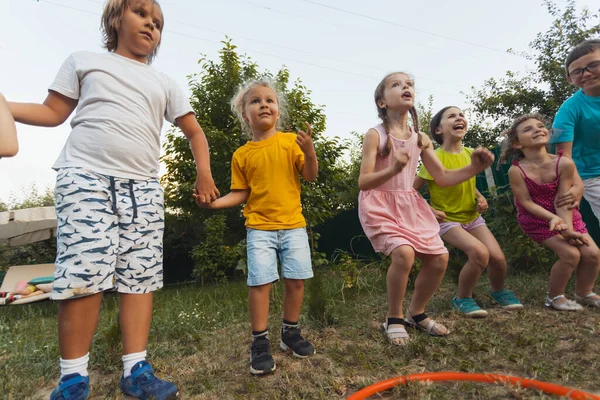 Sportevenemang för barn i trädgården — Stockfoto