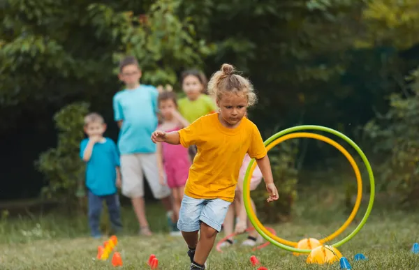 야외에서 아이들을 위한 재미있고 건강 한 게임 — 스톡 사진