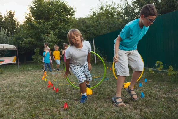 Skupione dzieci próbują wygrać, podczas gdy konkurencja — Zdjęcie stockowe