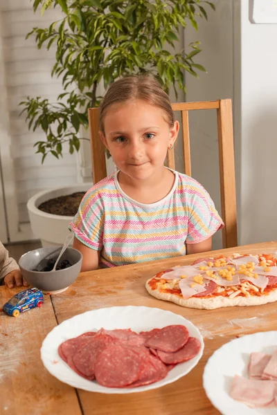 Het kleine meisje kookte haar favoriete pizza — Stockfoto