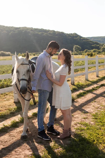 Passeggiata di coppia al ranch durante la giornata estiva — Foto Stock