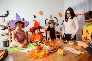 İlkokulda cadılar bayramı atölyesinde çocuklar