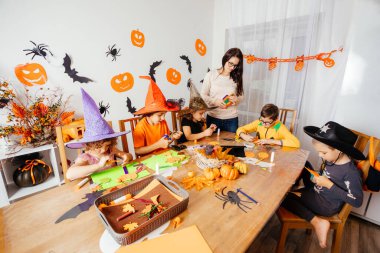 Sonbahar tatili hazırlıkları çocuklarla el işi yapıyor.