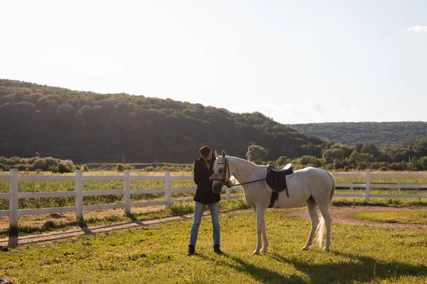 Mann mit Pferd auf einem Hintergrund von wunderschöner Natur — Stockfoto