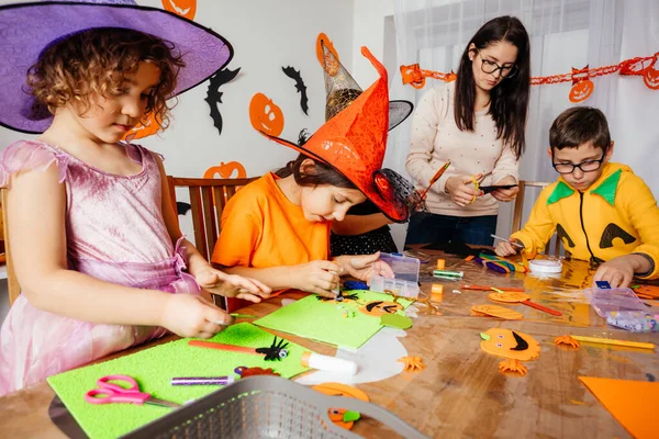 Taller de artesanía de otoño para niños preescolares creativos — Foto de Stock